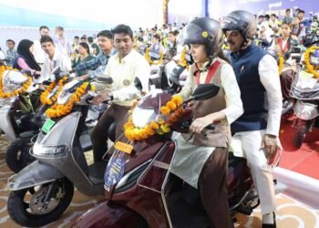 CM मोहन यादव को पीछे बैठाकर छात्रा ने दौड़ाई स्कूटी, साथ-साथ दौड़े सुरक्षाकर्मी