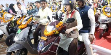 CM मोहन यादव को पीछे बैठाकर छात्रा ने दौड़ाई स्कूटी, साथ-साथ दौड़े सुरक्षाकर्मी
