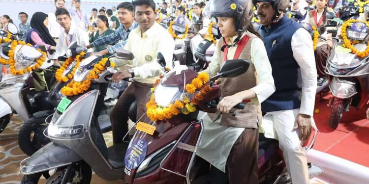 CM मोहन यादव को पीछे बैठाकर छात्रा ने दौड़ाई स्कूटी, साथ-साथ दौड़े सुरक्षाकर्मी