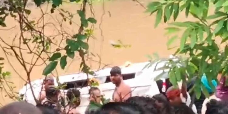 आगर-मालवा में दर्दनाक हादसा, नाले में गिरी कार; 3 बच्चों और 2 महिलाओं समेत 8 श्रद्धालुओं की मौत