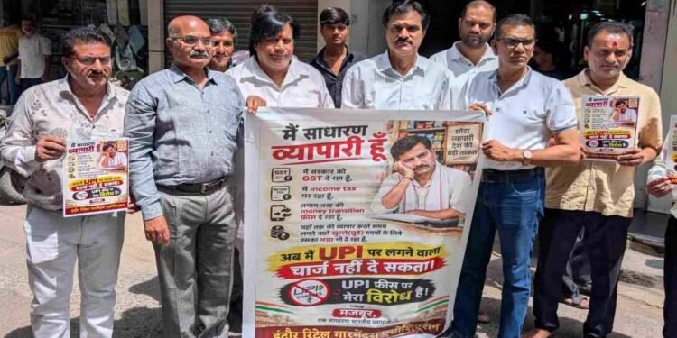 इंदौर में UPI MDR के खिलाफ पोस्टर वार, दुकानों पर लगाए गए पोस्टर; कांग्रेस ने जताया विरोध