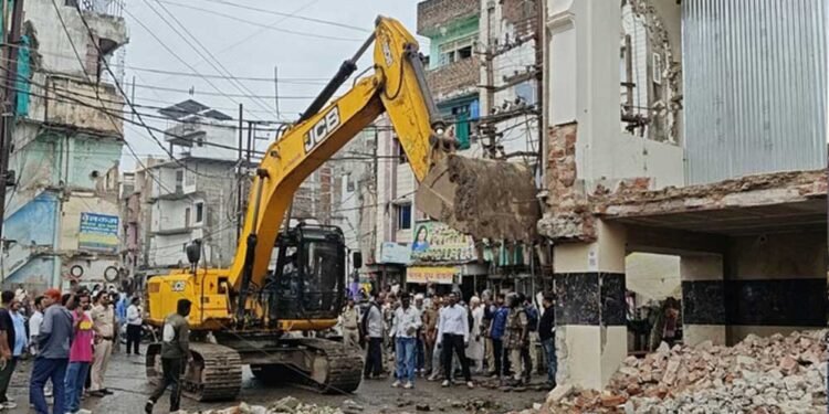 उज्जैन में सड़क चौड़ीकरण का बड़ा एक्शन, केडी गेट की मदीना मस्जिद का प्रभावित हिस्सा तोड़ा गया