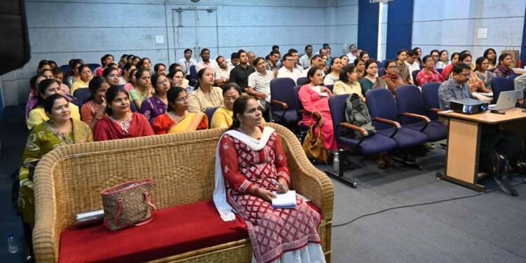 गणित के डर को आकर्षण में बदलने गतिविधि आधारित शिक्षण पर शिक्षकों को मिला व्यावहारिक प्रशिक्षण