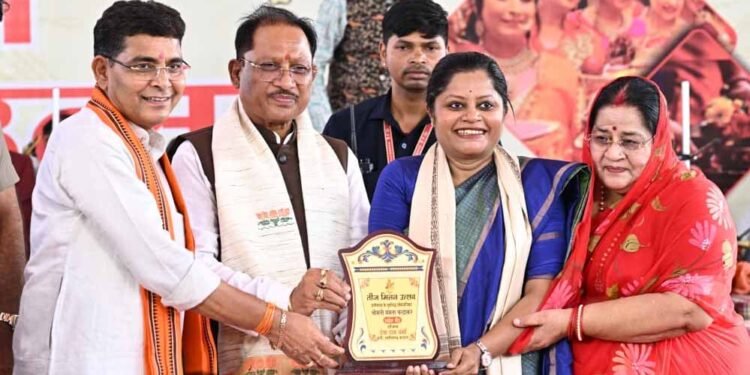 रायपुर : माताओं-बहनों का सम्मान, सुरक्षा और आर्थिक सशक्तिकरण हमारी सर्वोच्च प्राथमिकता : मुख्यमंत्री विष्णु देव साय