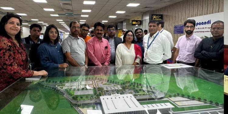 भोपाल से आए मीडिया दल ने जम्मू विमानतल के आधुनिकीकरण और विस्तार की जानकारी ली