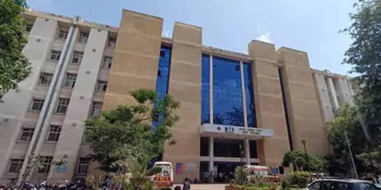 MGM में PG डॉक्टर के सुसाइड अटेम्प्ट पर NMC सख्त, 24 घंटे में रिपोर्ट तलब