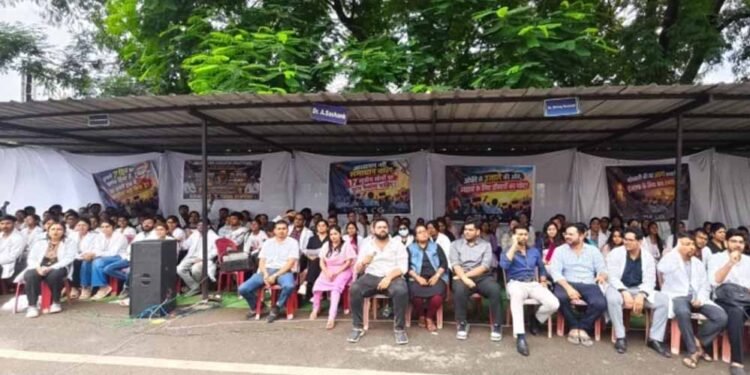स्टाइपेंड 26% बढ़ा, फिर भी हड़ताल जारी; रायपुर में जूनियर डॉक्टरों की OPD ठप