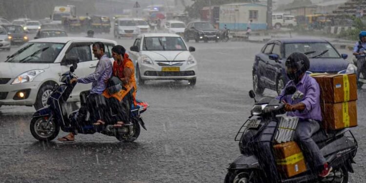 MP Weather: जबलपुर समेत 22 जिलों में आज भारी बारिश, स्ट्रॉन्ग सिस्टम एक्टिव; सतना में स्कूल-कॉलेज बंद