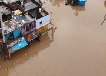 चित्रकूट में बाढ़ के 5 दिन बाद भी तबाही के निशान, घर-दुकानों में कीचड़ से सैंकड़ों गृहस्थियां बर्बाद