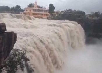 MP के 15 जिलों में भारी बारिश का अलर्ट, उज्जैन में पुराना महाकाल द्वार गिरा; शिवपुरी में मिला युवक का शव