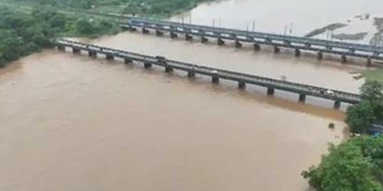 जबलपुर में नर्मदा का रौद्र रूप, 10 फीट बढ़ा जलस्तर; रेलवे ने 109 कर्मचारियों को किया तैनात