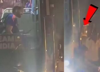मैच जीतकर लौट रही टीम बस से गिरे रोहित शर्मा, विराट कोहली भी हुए परेशान