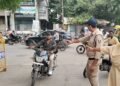 इंदौर में बिना हेलमेट ऑफिस पहुंचना पड़ा भारी! कलेक्टर ने कर्मचारियों को वापस लौटाया