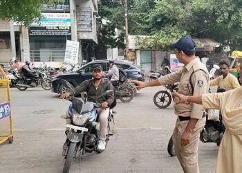 इंदौर में बिना हेलमेट ऑफिस पहुंचना पड़ा भारी! कलेक्टर ने कर्मचारियों को वापस लौटाया