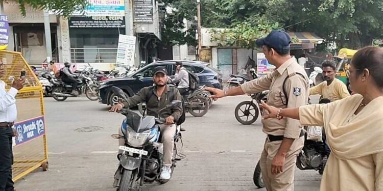 इंदौर में बिना हेलमेट ऑफिस पहुंचना पड़ा भारी! कलेक्टर ने कर्मचारियों को वापस लौटाया