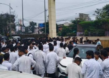 इंटर्न डॉक्टरों का भोपाल में पैदल मार्च, स्टाइपेंड ₹14,337 से बढ़ाकर ₹30 हजार करने की मांग