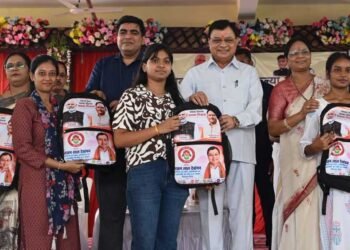रायपुर : एजुकेशन किट वितरण- उद्योग मंत्री लखन लाल देवांगन ने 1500 छात्राओं को दी सौगात, कॉलेजों में विशाल डोम निर्माण की घोषणा