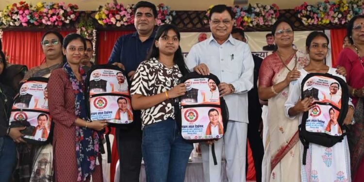 रायपुर : एजुकेशन किट वितरण- उद्योग मंत्री लखन लाल देवांगन ने 1500 छात्राओं को दी सौगात, कॉलेजों में विशाल डोम निर्माण की घोषणा
