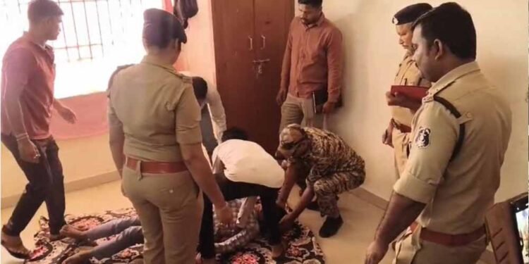 CG के एकलव्य आवासीय विद्यालय में 10वीं के छात्र ने फांसी लगाकर दी जान, मचा हड़कंप