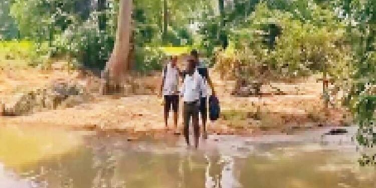 बीजापुर के दुर्गम इलाकों में पहुंची स्वास्थ्य टीम, 405 मरीजों का किया इलाज
