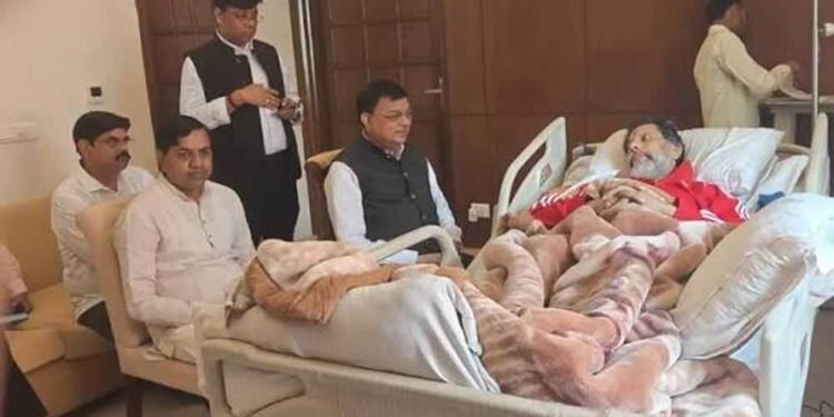 दिल्ली में किरण देव से मिले केंद्रीय राज्यमंत्री तोखन साहू, स्वास्थ्य की ली जानकारी