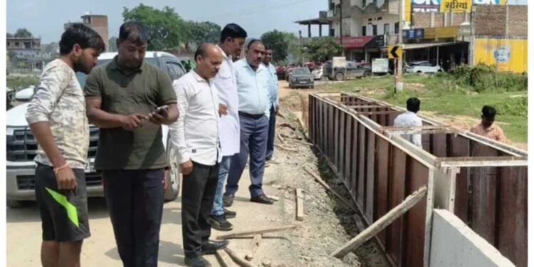 अंबिकापुर-रामानुजगंज NH पर घटिया निर्माण का आरोप, अध्यक्ष-उपाध्यक्ष ने मौके पर पहुंचकर रुकवाया काम