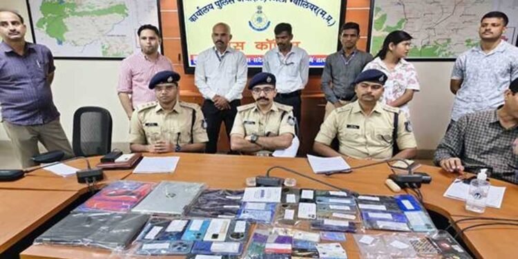 ग्वालियर पुलिस ने विंडसर हिल्स स्थित डुप्लेक्स से संचालित करोड़ों रुपए के साइबर फ्रॉड नेटवर्क का किया पर्दाफाश, पांच आरोपी गिरफ्तार