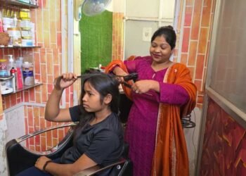 हुनर ने दी आत्मनिर्भरता की राह, ब्यूटी पार्लर से किरण को हर माह 12 से 20 हजार रुपये तक की आय