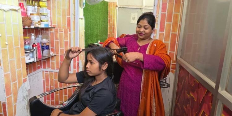 हुनर ने दी आत्मनिर्भरता की राह, ब्यूटी पार्लर से किरण को हर माह 12 से 20 हजार रुपये तक की आय
