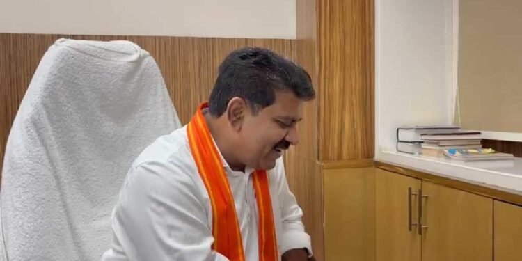 कवर्धा मेडिकल कॉलेज में प्रवेश लेने वाले जिले के प्रथम छात्र हिमांशु को उप मुख्यमंत्री  विजय शर्मा ने फोन कर दी बधाई एवं शुभकामनाएं