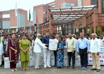 आईसीएआर-एनआईबीएसएम ने एससीएसपी कार्यक्रम के तहत किसानों को वितरित किए पावर स्प्रेयर एवं सोलर पैनल