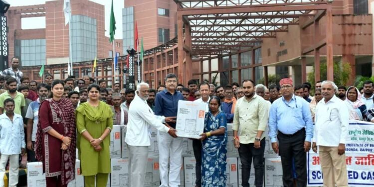 आईसीएआर-एनआईबीएसएम ने एससीएसपी कार्यक्रम के तहत किसानों को वितरित किए पावर स्प्रेयर एवं सोलर पैनल