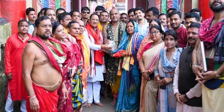 भगवान लिंगराज के दर्शन कर मुख्यमंत्री विष्णु देव साय ने की प्रदेश की सुख-समृद्धि और खुशहाली की कामना