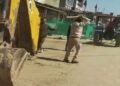 पुलिस को देख रेत माफियाओं ने संकरी गलियों में दौड़ाए ट्रैक्टर, कार भी घसीटी