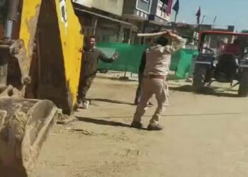 पुलिस को देख रेत माफियाओं ने संकरी गलियों में दौड़ाए ट्रैक्टर, कार भी घसीटी