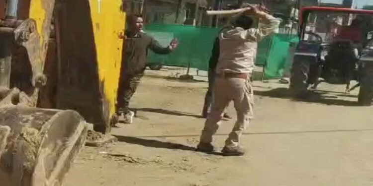 पुलिस को देख रेत माफियाओं ने संकरी गलियों में दौड़ाए ट्रैक्टर, कार भी घसीटी