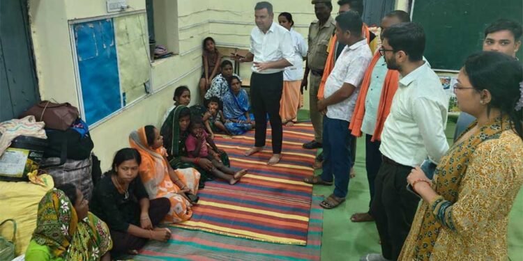 महानदी का जलस्तर बढ़ने से बाढ़ प्रभावित गांवों में राहत-बचाव कार्य जारी