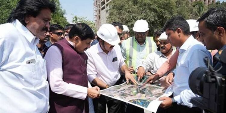 मुख्यमंत्री डॉ. यादव ने लोक नि.वि. विभाग द्वारा निर्मित की जा रही सड़क का किया निरीक्षण