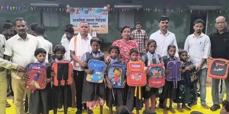 नक्सलमुक्त बस्तियों में गूंजी स्कूल की घंटी, छत्तीसगढ़ में शिक्षा ने ली नई उड़ान