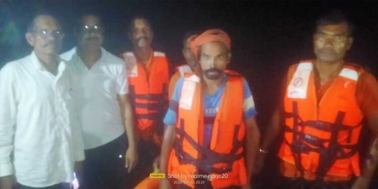 उफनती नदी में चट्टान पर फंसे ग्रामीण का डीडीआरएफ टीम ने किया सुरक्षित रेस्क्यू सूरजपुर में बड़ा हादसा टला