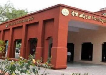 नकलचियों के मोबाइल हुए डिस्चार्ज, जांच के लिए DAVV बनाएगा मोबाइल इन्वेस्टिगेशन कमेटी