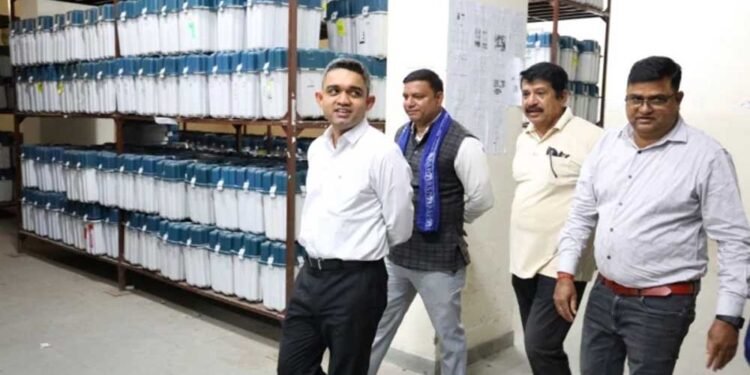 भोपाल में राजनीतिक दलों की मौजूदगी में खुला EVM गोदाम, कलेक्टर प्रियंक मिश्रा ने जांची सुरक्षा व्यवस्था