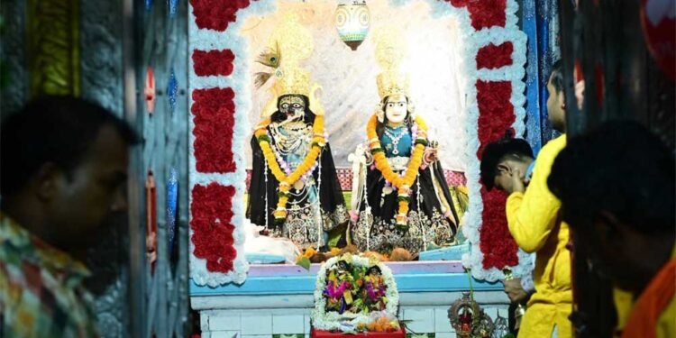 उप मुख्यमंत्री एवं कवर्धा विधायक विजय शर्मा ने श्रीकृष्ण जन्माष्टमी पर श्री राधा-कृष्ण बड़े मंदिर में की पूजा-अर्चना