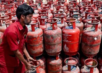 LPG सिलेंडर ₹400 में मिलेगा? सब्सिडी बढ़ने की खबर ने बढ़ाई हलचल, जानें क्या है सच्चाई