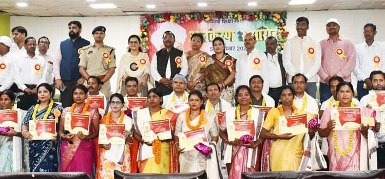 शिक्षक दिवस पर बलरामपुर में जिला स्तरीय समारोह- 21 उत्कृष्ट शिक्षक ज्ञानदीप और शिक्षादूत पुरस्कार से सम्मानित
