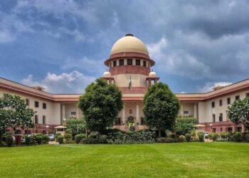 संपत्ति विवाद में सुप्रीम कोर्ट की अनोखी पहल, बेटे से कहा- मां के पैर छूकर अपने पापों के लिए मांगो माफी