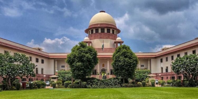 संपत्ति विवाद में सुप्रीम कोर्ट की अनोखी पहल, बेटे से कहा- मां के पैर छूकर अपने पापों के लिए मांगो माफी