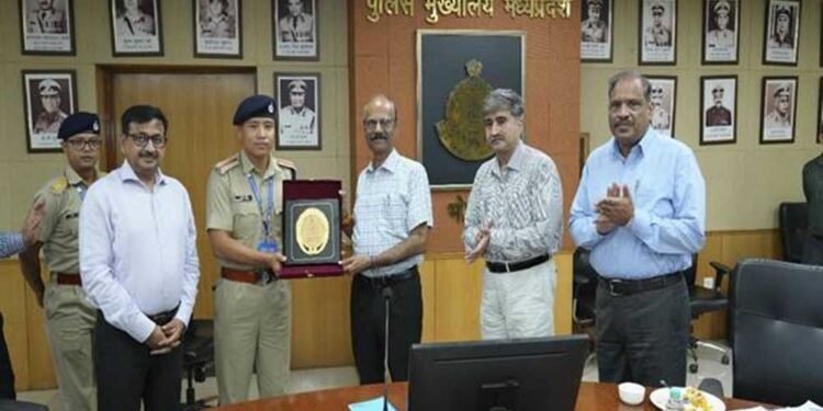 उत्तर पूर्वी पुलिस अकादमी के प्रशिक्षु पुलिस अधिकारियों ने की पुलिस महानिदेशक से भेंट