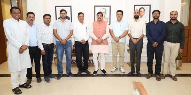 स्वामित्व योजना के क्रियान्वयन में पूर्ण सहयोग करेंगे पटवारी
