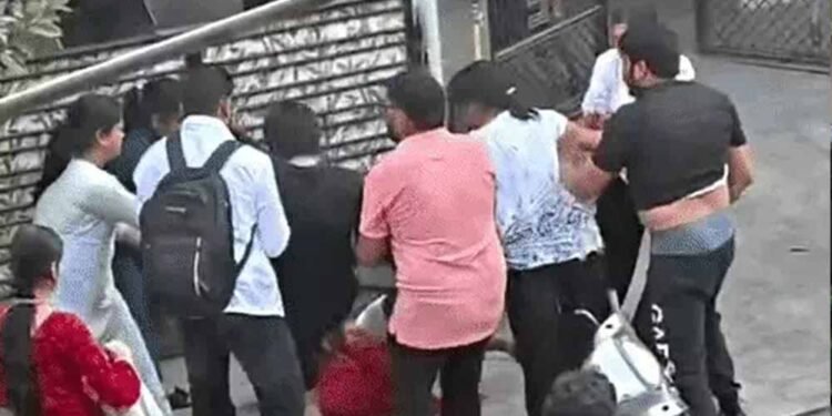 इंदौर में आधी रात हंगामा, भाजपा कार्यकर्ता से मारपीट के बाद TI समेत 7 पुलिसकर्मी सस्पेंड